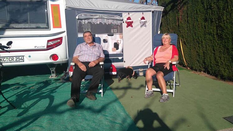 Clemens und Christine Raab vor ihrem Wohnwagen  Foto: privat