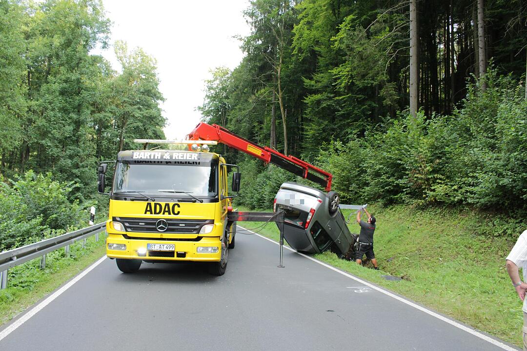 Spektakulärer Unfall bei Pottenstein: Pkw überschlägt sich und landet auf Dach