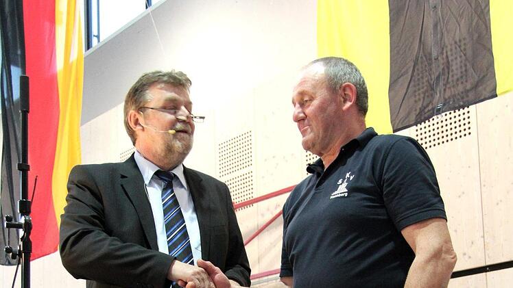 Dank ging an Böllerschütze Hans Baumüller vom SKV NiederlindachRichard Sänger