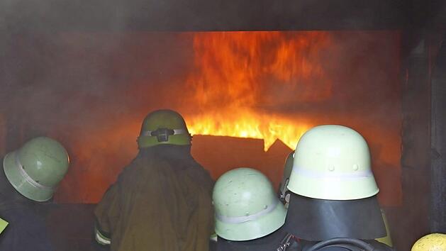 Und jetzt rein mit euch! 64 Feuerwehrleute aus dem ganzen Landkreis setzten sich als Atemschutzgeräteträger 800 Grad heißem Feuer aus. In Knetzgau steht dazu ein Übungscontainer. Foto: Christiane Reuther