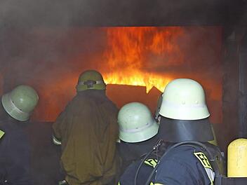 Und jetzt rein mit euch! 64 Feuerwehrleute aus dem ganzen Landkreis setzten sich als Atemschutzgeräteträger 800 Grad heißem Feuer aus. In Knetzgau steht dazu ein Übungscontainer. Foto: Christiane Reuther