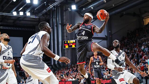 Tyrese Rice war im Hinspiel mit 20 Punkten bester Korbsch&uuml;tze der Bamberger. Hier versperrt Abdoulaye Loum (l.) dem Aufbauspieler den Weg zum Korb; rechts Obi Emegano  Foto: Daniel L&ouml;b