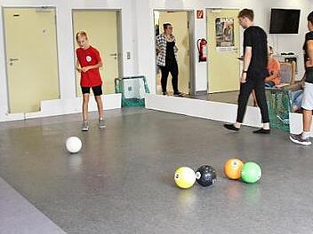 Pool Soccer heißt die Kombination aus Billard und Fußball. Ein Spiel, das viel Spaß macht. Foto: Gerda Völk