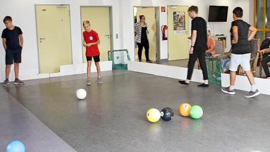 Pool Soccer heißt die Kombination aus Billard und Fußball. Ein Spiel, das viel Spaß macht. Foto: Gerda Völk