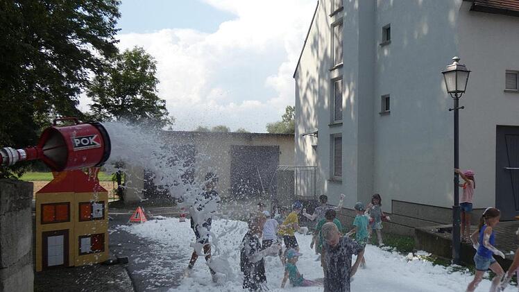 So richtig austoben konnten sich die M&auml;dchen und Jungen auf dem gro&szlig;en Schaumteppich. Foto: Christian Licha