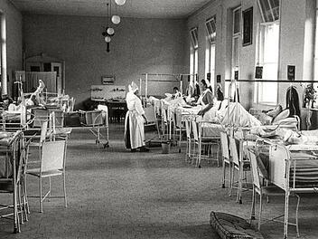 Ein Krankensaal im Erdgeschoss des Chirurgischen Pavillons, erbaut 1899-1901 vom Architekten Erlwein