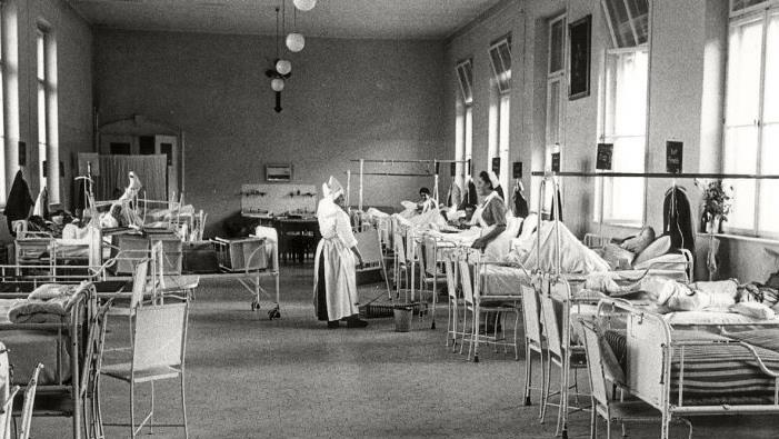Ein Krankensaal im Erdgeschoss des Chirurgischen Pavillons, erbaut 1899-1901 vom Architekten Erlwein
