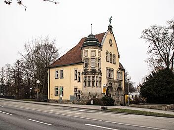 Heute ist nur noch der Portikusbau des ehemaligen Ernst-Alexandrinen-Volksbads erhalten. Am Giebel prangt unübersehbar das Jahr der Eröffnung: 1907. Foto: Jochen Berger