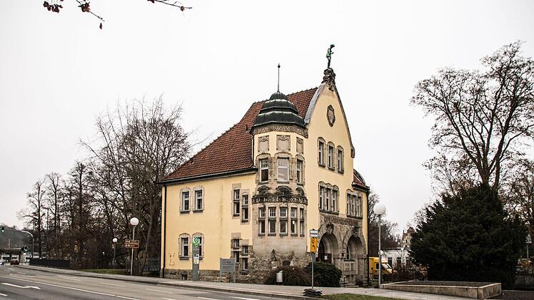 Heute ist nur noch der Portikusbau des ehemaligen Ernst-Alexandrinen-Volksbads erhalten. Am Giebel prangt unübersehbar das Jahr der Eröffnung: 1907. Foto: Jochen Berger