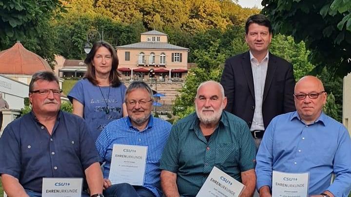 Langjährige Mitglieder wurden geehrt (v. l.): Gerhard Knüttel, Ortsvorsitzende Heike Kötzner, Dieter Seban, Kurt Abersfelder, Kreisvorsitzender Sandro Kirchner und Jochen Marcis.