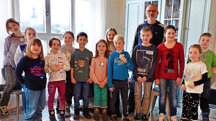 Die jungen Künstlerinnen und Künstler haben beim Malen Spaß und natürlich auch beim Musizieren.