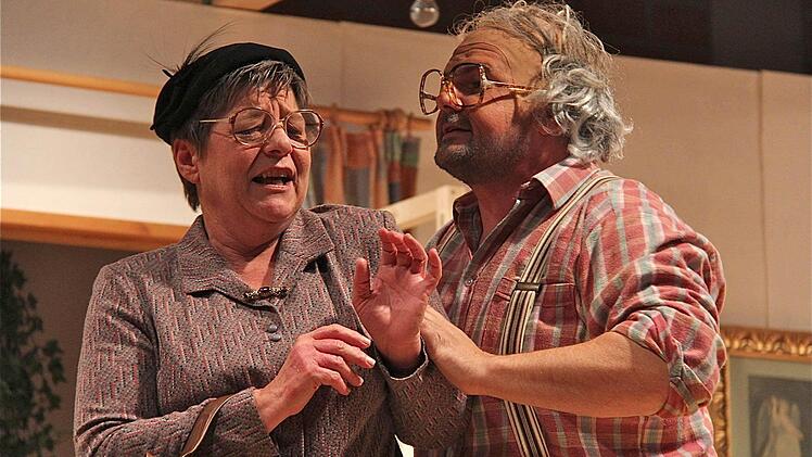 Die schwerhörige Oma Bücheler (Monika Adler) will Opa Brunnerschön (Peter Brunner) in den Seniorenkreis einladen.