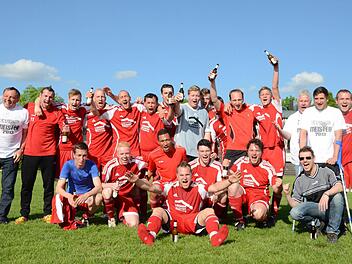 Als Meister zurück in der A-Klasse. Unser Bild zeigt den feiernden FC Elfershausen mit (hinten, von links) Abteilungsleiter Dieter Hämel, Trainer Daniel Rosskopf, Robert Schmidt, Jürgen Seit, Jürgen Reusch, Uwe Beck, Markus Lehmann, René Rosskopf, Johannes Schmidt, Kai Kickuth, Bernd Kleinhenz, Felix Mack, Torwarttrainer Joachim Kleinböhl, Florian Übelacker und Tobias Warter sowie (vorne, von links) Michel Gaethke, Patrick Wald, Adrian Campbell, Tobias Polz, Hans-Steffen Büttner, Andreas Mori...