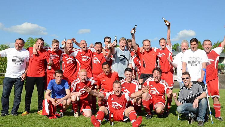 Als Meister zurück in der A-Klasse. Unser Bild zeigt den feiernden FC Elfershausen mit (hinten, von links) Abteilungsleiter Dieter Hämel, Trainer Daniel Rosskopf, Robert Schmidt, Jürgen Seit, Jürgen Reusch, Uwe Beck, Markus Lehmann, René Rosskopf, Johannes Schmidt, Kai Kickuth, Bernd Kleinhenz, Felix Mack, Torwarttrainer Joachim Kleinböhl, Florian Übelacker und Tobias Warter sowie (vorne, von links) Michel Gaethke, Patrick Wald, Adrian Campbell, Tobias Polz, Hans-Steffen Büttner, Andreas Mori...