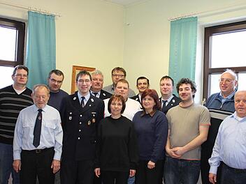 Die Vorstandschaft der Feuerwehr Neubrunn für die nächsten Jahre mit Bürgermeister Karl-Heinz Kandler (rechts), Ersten Vorsitzenden Wolfgang Holzmann (5. von links) und Ersten Kommandanten Daniel Holzmann (4. von rechts). Foto: Janina Reuter