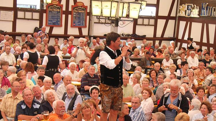 Beim Tag der Generationen begeisterte der ehemalige "Klostertaler" Geri die Fans volkstümlicher Musik im Bierstadl. Foto: Sonja Adam