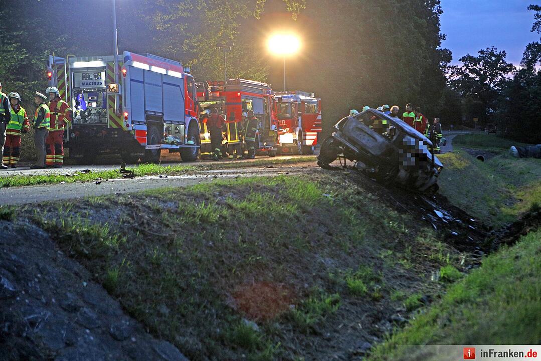 Schrecklicher Unfall am Sonntagmorgen im Kreis Lichtenfels: Zwei junge Maenner verbrennen in Unfallwrack bei Burgkunstadt