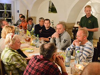 Max Kirchner von der Brennerei Ziegler führte die Gäste im "Bräuwerck" mit Gin, Schnaps und Whisky durch den Abend. Fotos: Ronald Rinklef