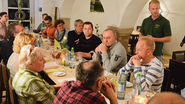 Max Kirchner von der Brennerei Ziegler führte die Gäste im "Bräuwerck" mit Gin, Schnaps und Whisky durch den Abend. Fotos: Ronald Rinklef