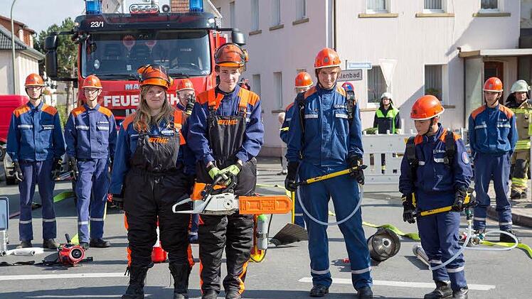 Die Jugendfeuerwehr demonstriert ihre Einsatzbereitschaft.