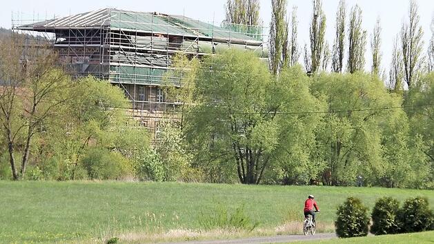 Das Ger&uuml;st und &Uuml;berdach stehen seit Monaten, aktuell waren Zimmerleute wieder in Aktion, ein Teil des Schutzdaches ist auch offen, wie diese Aufnahme vom Wochenende belegt. Foto: Ralf Kestel