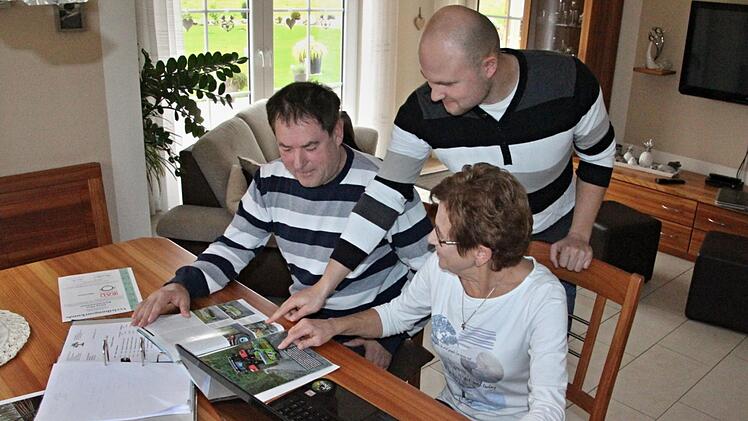 An Sonn- und Feiertagen oder in den Abendstunden planen (von links) Georg, Daniel und Erika Ebert Einsätze der nächsten Tage.Helmut Will