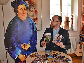 Was meinst Du? Gefällt Dir das Foto? Weißt doch noch wo das war? scheint Pfarrer Lutz Mertten hier seinen "Pappkameraden Martin Luther" zu fragen.  Schließlich ging es um die Auswahl der ganz besonderen Bildmotive und da war Luther natürlich dabei. Aber der ist keine große Hilfe, sondern schaut in die Kamera. Hanns Friedrich