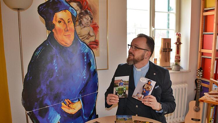 Was meinst Du? Gefällt Dir das Foto? Weißt doch noch wo das war? scheint Pfarrer Lutz Mertten hier seinen "Pappkameraden Martin Luther" zu fragen.  Schließlich ging es um die Auswahl der ganz besonderen Bildmotive und da war Luther natürlich dabei. Aber der ist keine große Hilfe, sondern schaut in die Kamera. Hanns Friedrich