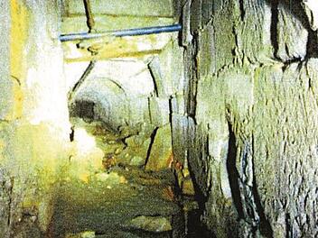 In keinen guten Zustand sind die historischen Kanäle von Klosterlangheim. Sie sind der Grund für die Geschwindigkeitsbegrenzung innerorts auf Tempo 30. Foto: Bernhard Häck