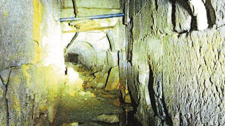 In keinen guten Zustand sind die historischen Kanäle von Klosterlangheim. Sie sind der Grund für die Geschwindigkeitsbegrenzung innerorts auf Tempo 30. Foto: Bernhard Häck