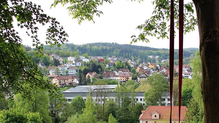 Kinderschaukel in der Hartstraße mit Blick auf Bad Brückenau. Foto: Julia Raab