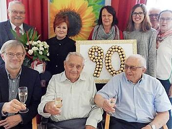 Albin Laukner (vorne Mitte), eingerahmt von Pfarrer Jürgen Singer (links) und vom langjährigen Freund Johann Popp (rechts). Es gratulierten auch (von links) Lothar Seyfferth, Christina Flauder, Marion Laukner, Enkelin Nadine sowie Hilmar und Ingeborg Rohde. Foto: Horst Wunner