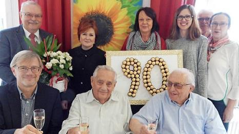 Albin Laukner (vorne Mitte), eingerahmt von Pfarrer Jürgen Singer (links) und vom langjährigen Freund Johann Popp (rechts). Es gratulierten auch (von links) Lothar Seyfferth, Christina Flauder, Marion Laukner, Enkelin Nadine sowie Hilmar und Ingeborg Rohde. Foto: Horst Wunner