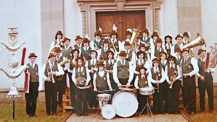 1974 war die Blaskapelle Fridritt so groß wie nie zuvor. Wendelin Volk (2. von rechts vorne) war Dirigent. Foto: Archiv Musikverein Fridritt