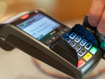 Der Trend geht gerade in der Krise immer mehr zum bargeldlosen Bezahlen.  dpa