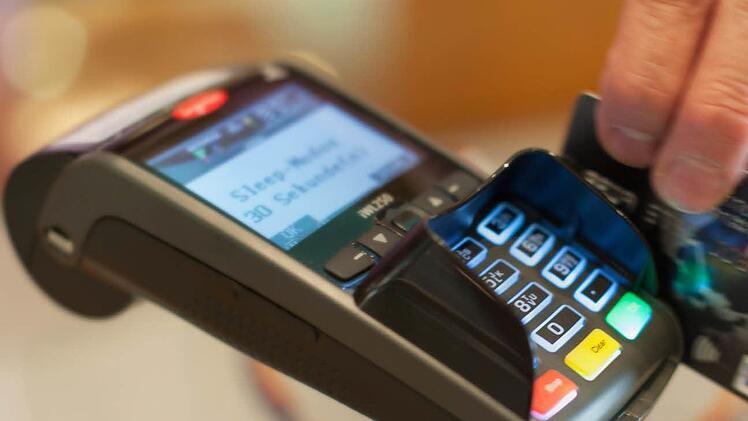 Der Trend geht gerade in der Krise immer mehr zum bargeldlosen Bezahlen.  dpa