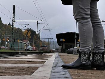 Am Montag erinnert an Gleis 3 nichts mehr an die tragischen Szenen, die sich am Kronacher Bahnhof ereigneten und zwei Todesopfer forderten. Foto: Sandra Hackenberg
