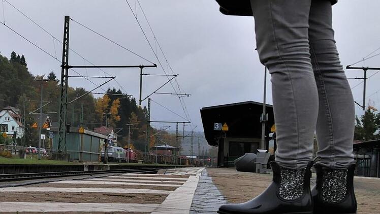 Am Montag erinnert an Gleis 3 nichts mehr an die tragischen Szenen, die sich am Kronacher Bahnhof ereigneten und zwei Todesopfer forderten. Foto: Sandra Hackenberg