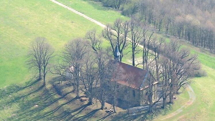 Die Veitskapelle inmitten des Lindenkranzes aus der Vogelperspektive