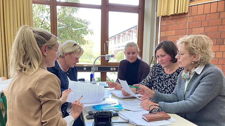 Daniela Mützel (von links), Doris Peter, Simone Drilling, Olena Albert und Angela Fröhler-Zink werten die Fragebögen der ukrainischen Schüler aus und sprechen darüber, was sich diese wünschen und welche Fähigkeiten und Kenntnisse die Jugendlichen mitbringen.