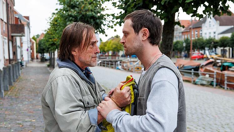 Was haben Fedder Offermann (Andr&eacute; M. Hennicke, links) und der Hacker und Betr&uuml;ger Tom Nitschke (Adrian Julius Tillmann), der frisch aus dem Gef&auml;ngnis entlassen ist, miteinander zu tun?