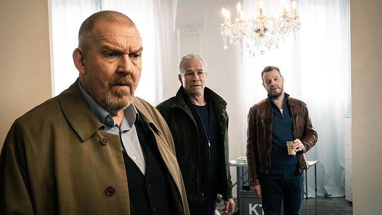 Die Kommissare Freddy Schenk (Dietmar B&auml;r, links), Max Ballauf (Klaus J. Behrendt, zweiter von links) und Norbert J&uuml;tte (Roland Riebeling) suchen in der Wohnung von Peer Schwarz nach Spuren. Der arbeitslose Journalist lebte &uuml;berraschend luxuri&ouml;s - wor&uuml;ber sich die Ermittler wundern.