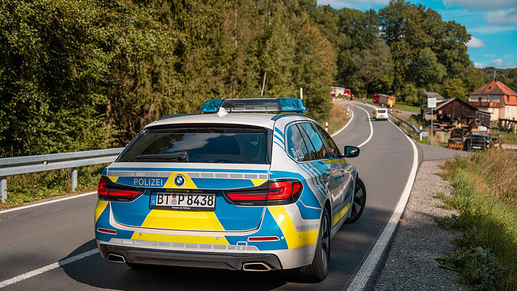 Schuttlaster kippt in Stra&szlig;engraben &ndash; Fahrer im Kreis Bayreuth schwer verletzt