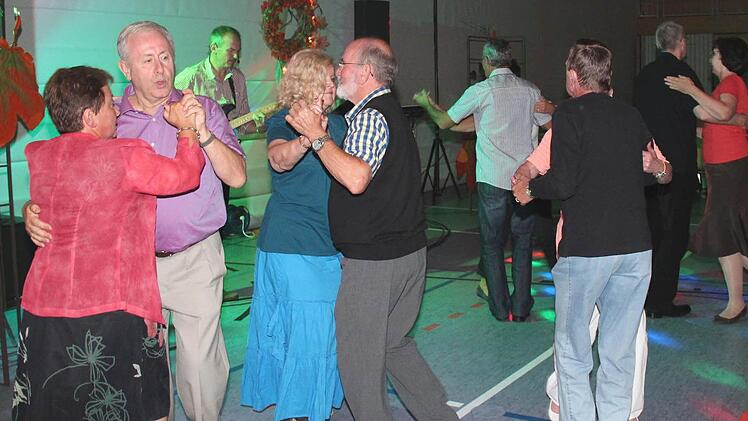 Besucher des Adelsdorfer Weinfestes tanzten viel und gerne. Foto: Johanna Blum