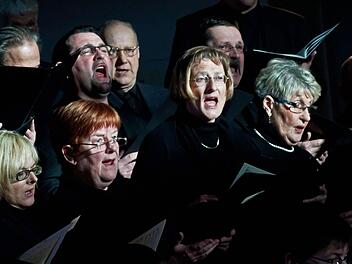 Fränkisch-thüringisches Gemeinschaftsunternehmen: Die Kantorei "Zum Guten Hirten" aus Dörfles-Esbach und der Oratorienchor St. Peter aus Sonneberg interpretieren mit großem Engagement Carl Heinrich Grauns Passions-Kantate "Der Tod Jesu". Fotos: Jochen Berger