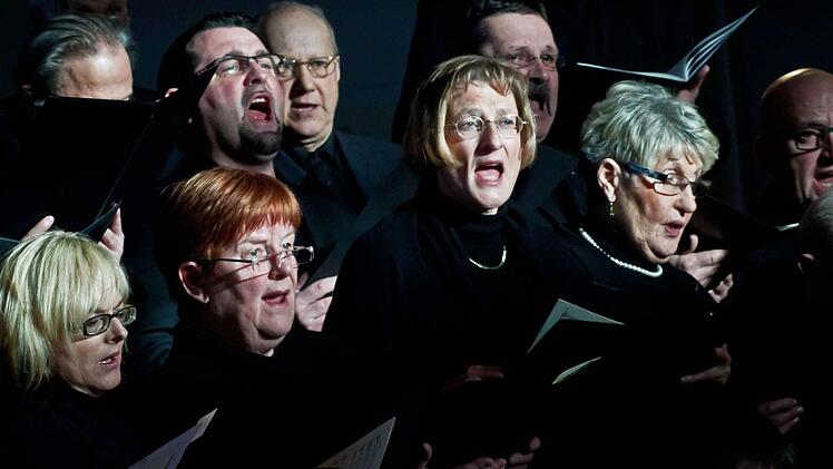 Fränkisch-thüringisches Gemeinschaftsunternehmen: Die Kantorei "Zum Guten Hirten" aus Dörfles-Esbach und der Oratorienchor St. Peter aus Sonneberg interpretieren mit großem Engagement Carl Heinrich Grauns Passions-Kantate "Der Tod Jesu". Fotos: Jochen Berger