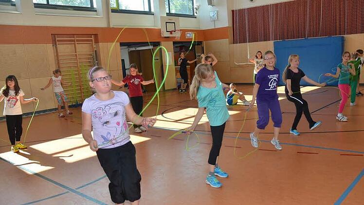 Sie haben Spaß beim Seilspringen. Auch wenn es mal nicht so klappt, wird weiter gemacht und neu begonnen.  Foto: Karl-Heinz Hofmann