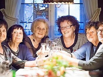 Immer Mittwochs treffen sich Madlen Dorsch (von links), Evelin Franz, Gabriele Leppert, Christine Lang, Maria Kraus und Brigitte Franz zum "Quakabend", wie sie scherzhaft sagen. Seit fast 30 Jahren sind die sechs Frauen beste Freundinnen. Ihr "Club" ist ein exklusiver Verein, an dem man nicht einfach partizipieren kann. Foto: Hendrik Steffens