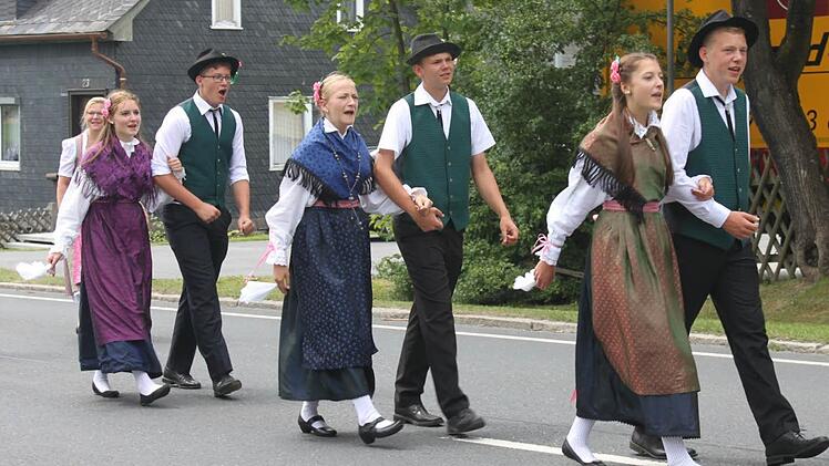Beim Umzug durch die Gemeinde wurden die Steinbacher (im Bild) von vielen Gruppen aus der Umgebung begleitet. Foto: Veronika Schadeck