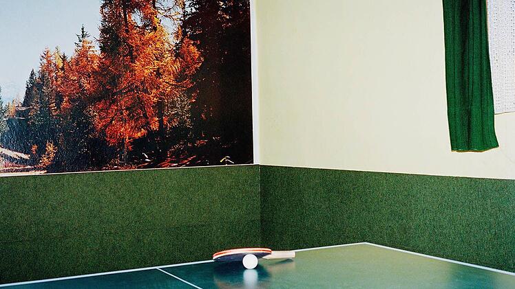 Die Momentaufnahmen von Christian Werner, die aus dem Leben von Herrn und Frau B. erzählen, bilden gleichzeitig ein Stück Wohnkultur und Lebensart der BRD ab. Fotonachweis: Christian Werner / Kunstpalais Erlangen.